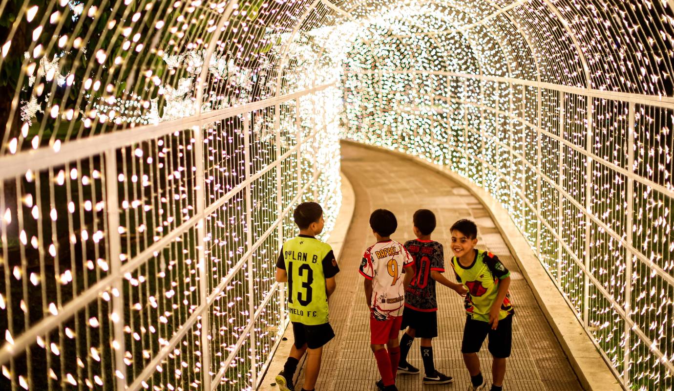 Desde el pasado 1° de octubre, parques, avenidas y espacios públicos de Caracas se llenaron de luces, figuras decorativas y espectáculos musicales que anuncian oficialmente el inicio de una de las épocas más esperadas del año. Foto: GETTY