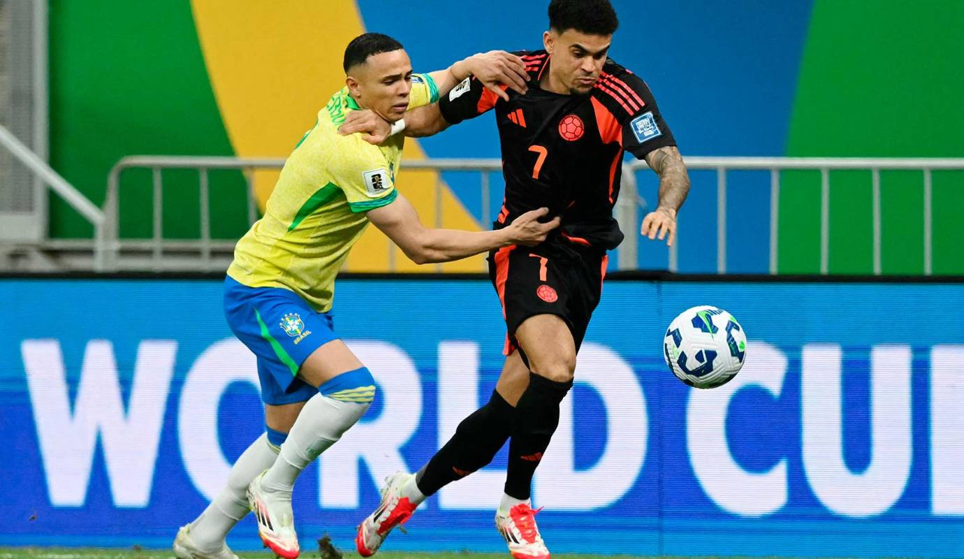 Cuando parecía que el primer tiempo terminaría con un empate, apareció el de siempre: Luis Díaz, el hombre que no le teme a Brasil y en los dos últimos encuentros les ha anotado tres goles a los brasileros. Foto: AFP