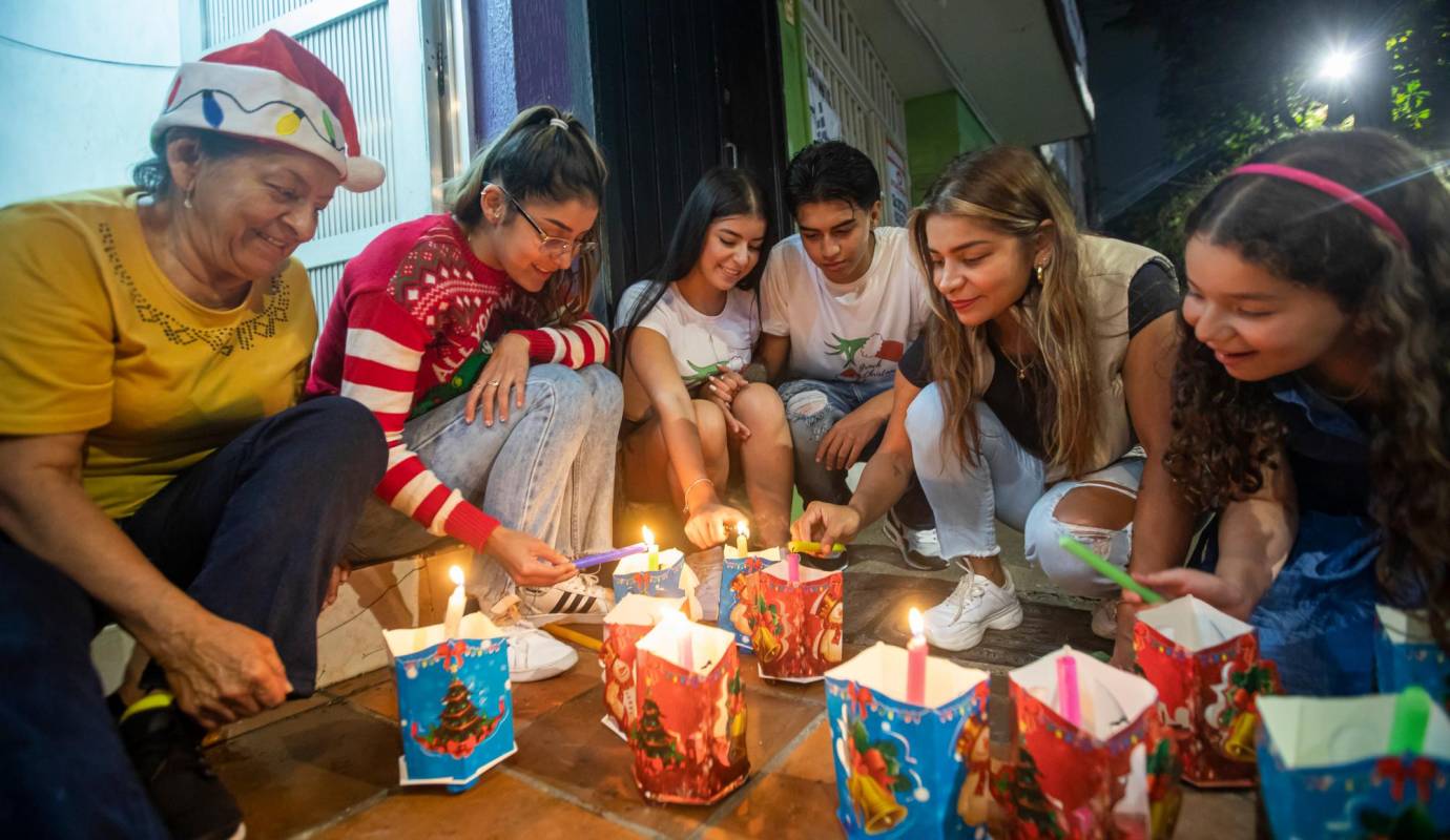 Encender los faroles y pedir por los buenos deseos se vuelve también una actividad para toda la familia. Foto: Carlos Velásquez