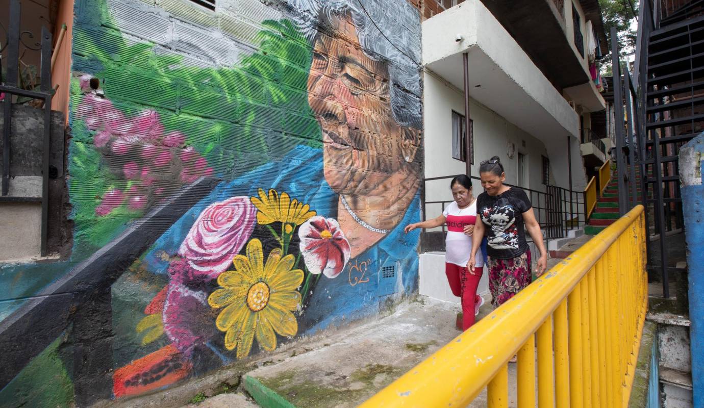 Se compone de tres galerías, la primera se llama Mi Territorio y empieza a un costado de la iglesia de Santo Domingo, en un callejón que conecta con la placa polideportiva. Está conformada por diez murales. Allí está el rostro de Domitila Moreno, la matrona que llegó a ayudar a fundar el barrio en 1964 cuando no existía más que maleza. Foto: Esneyder Gutiérrez Cardona 