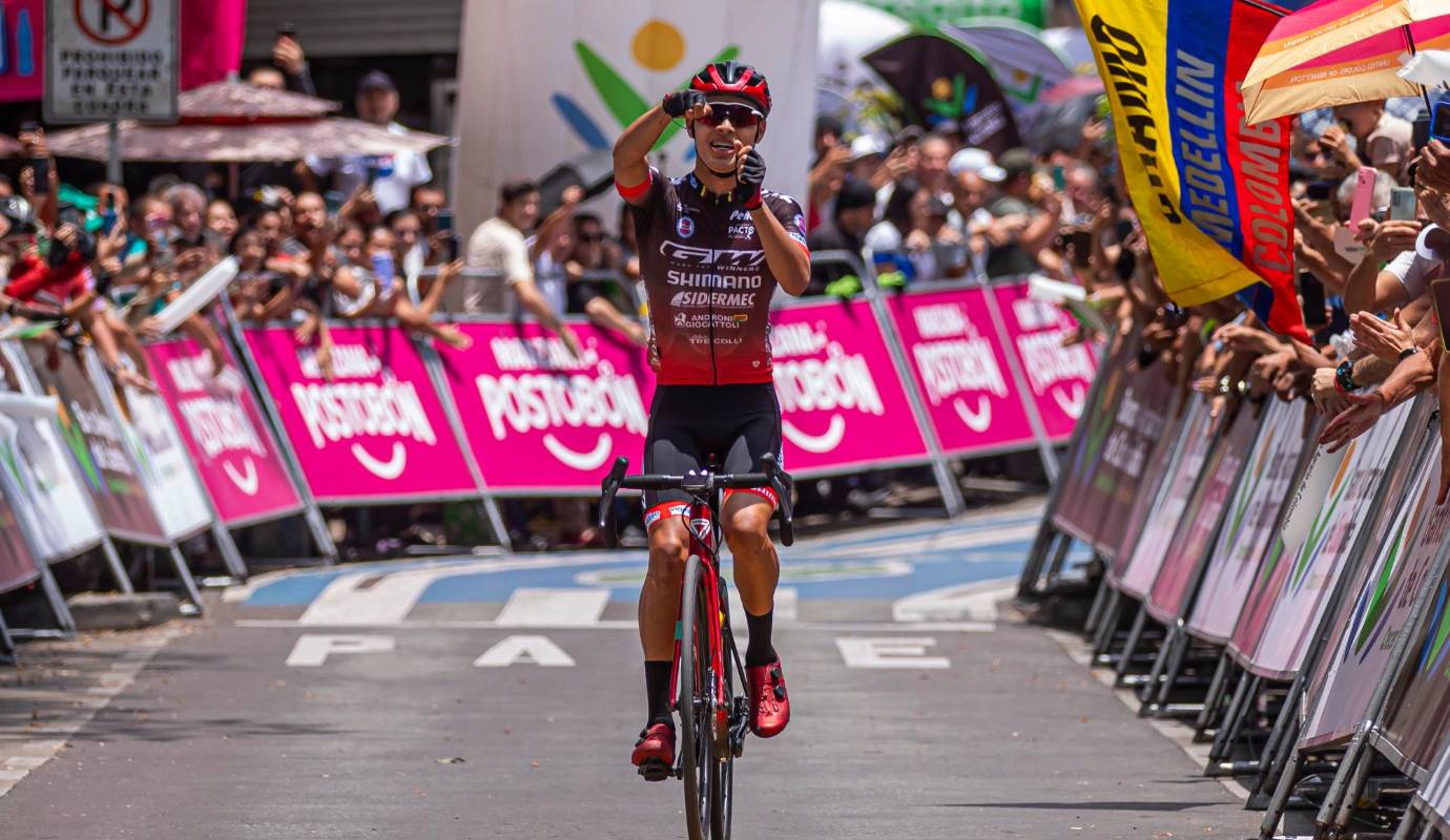 Hizo su celebración habitual. Cuando cruzó la meta, ubicada en el parque de La Estrella, Antioquia, el ciclista Diego Pescador, del GW Shimano, hizo como que cogía una caña de pescar, lanzaba el anzuelo y después recogía lo que había cazado. FOTO: Carlos Velásquez 