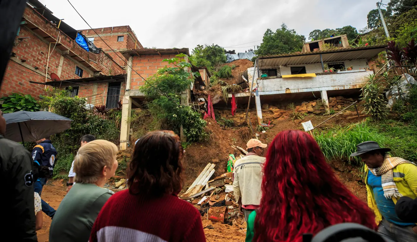 El hecho dejó como saldo dos personas fallecidas, entre ellas un bebé, lo que ha generado consternación entre los habitantes del sector. Foto: Camilo Suárez Echeverry