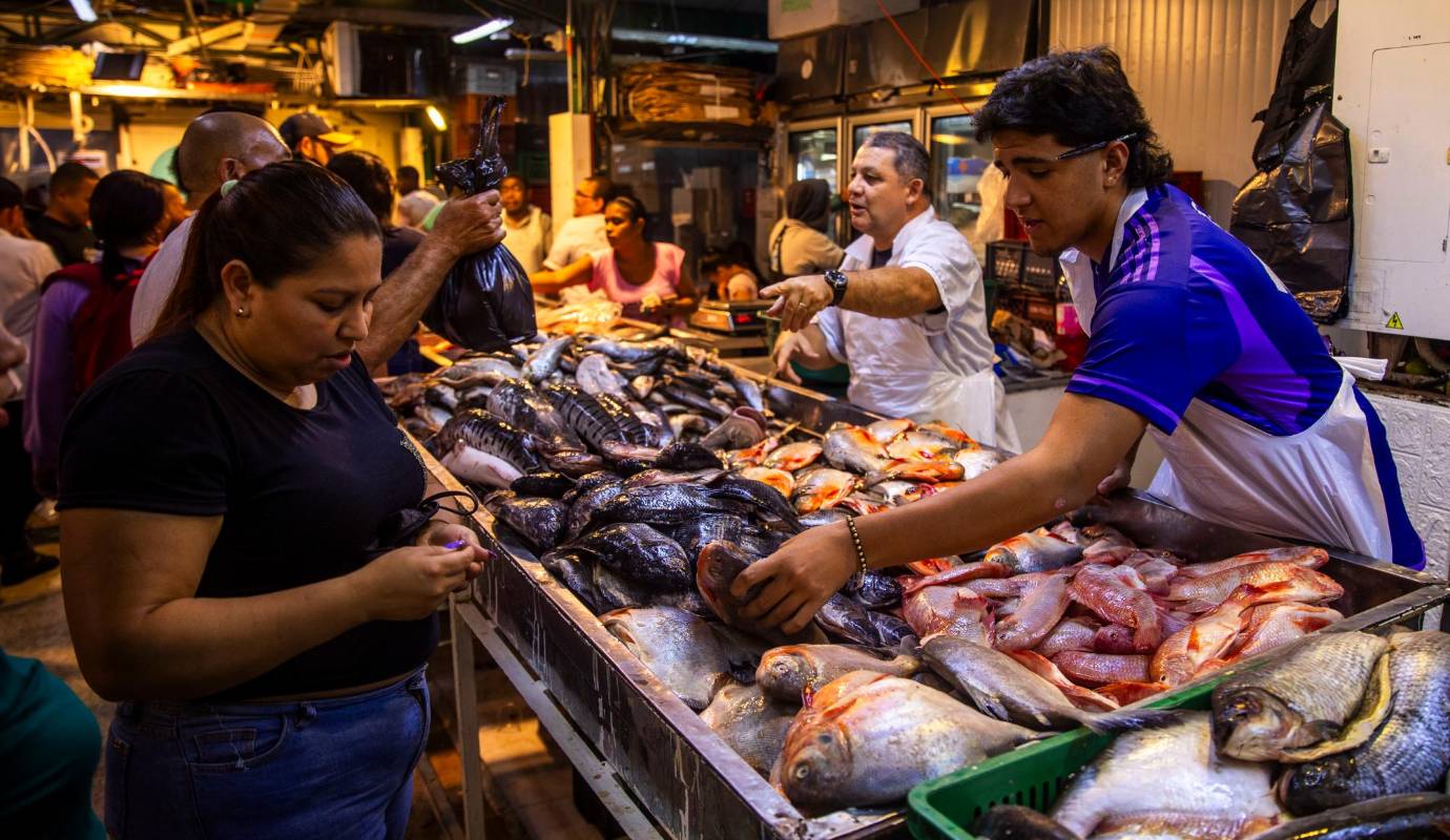 En Colombia, al igual que en muchos otros países de tradición católica, durante los días de Semana Santa se observa un aumento significativo en el consumo de pescado. Esto se debe a que, de acuerdo con las prácticas religiosas, muchas personas optan por abstenerse de consumir carne roja durante esta época Foto: Carlos Velásquez