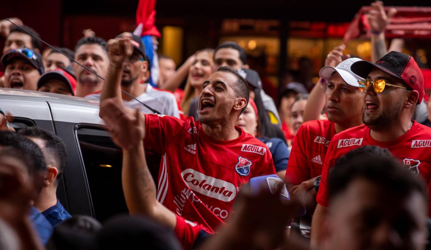 Los hinchas del Medellín no dejaron de alentar durante el partido. Incluso siguieron cantando cuando el partido estaba en favor del cuadro barranquillero. Foto: Carlos Velásquez