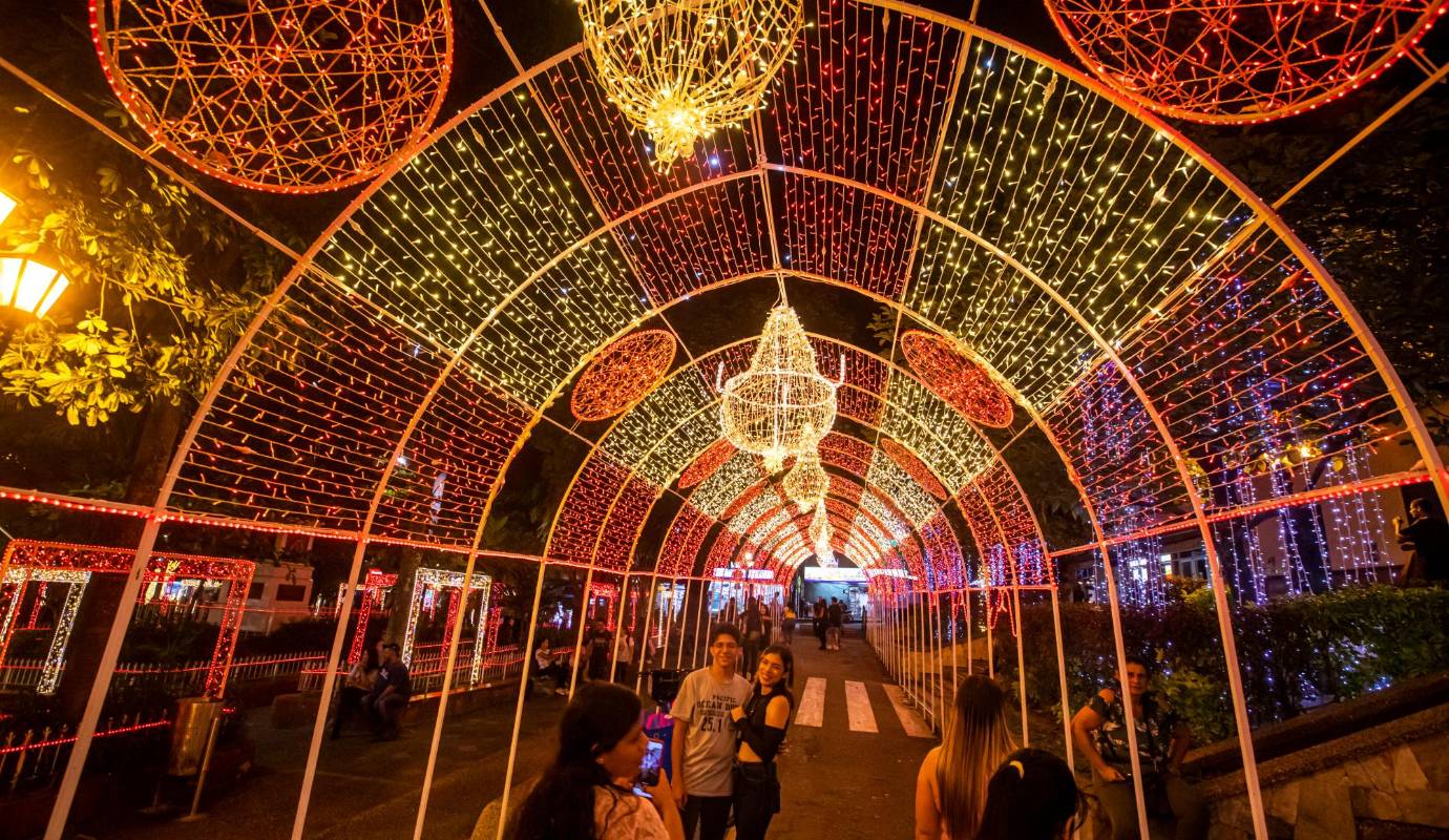 Los lugareños y visitantes disfrutan de los hermosos túneles iluminados. Foto: Carlos Velásquez