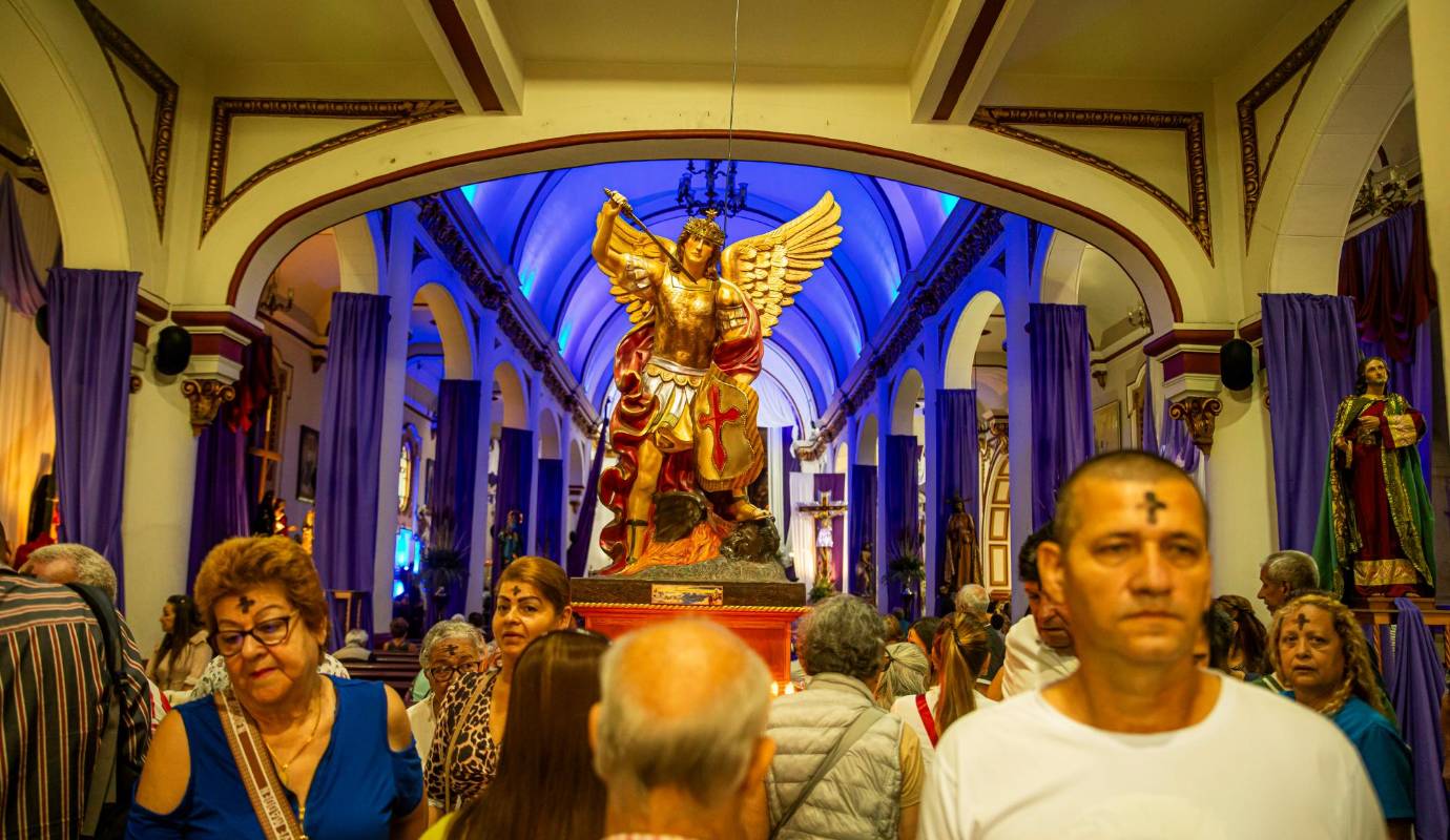 Algunos deciden hacer sacrificios, como no fumar o no consumir bebidas alcohólicas, entre otros. Las cenizas que se utilizan en este día se obtienen al quemar las palmas usadas el Domingo de Ramos del año anterior. Foto: Carlos Velásquez 