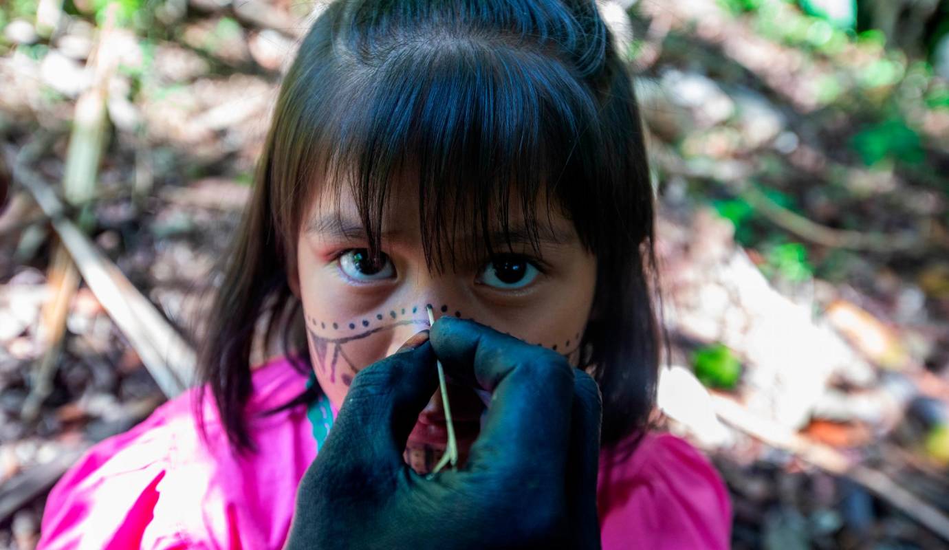 María José Tascón siendo pintada por su padre, James Tascón, con jagua. Foto: Esneyder Gutiérrez 