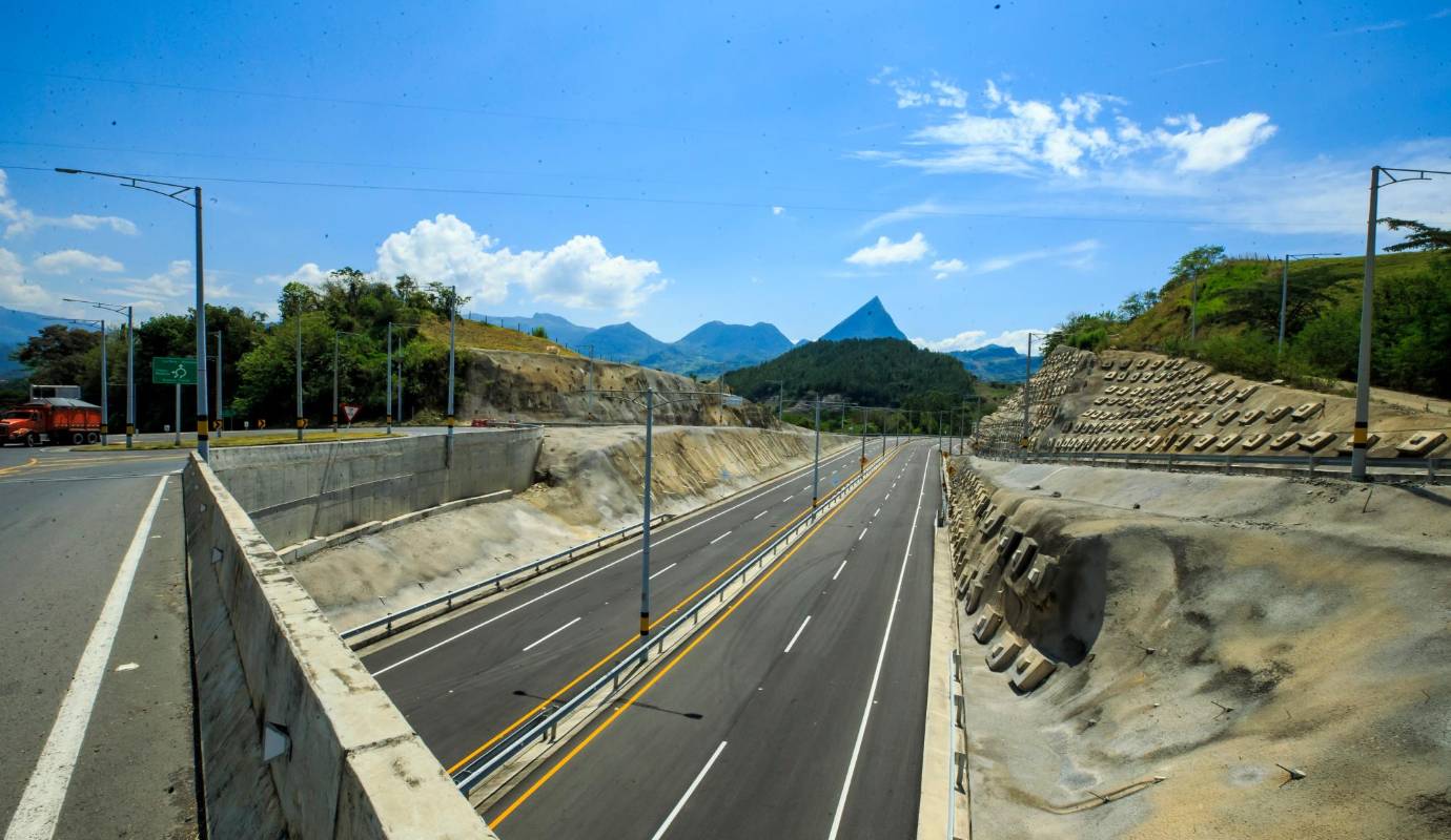 Con la terminación de las obras, se espera que la nueva ruta esté funcionando y al servicio de los antioqueños y de los colombianos en los próximos dos meses, que es el tiempo que tiene la interventoría del proyecto para dar el visto bueno. Foto: Camilo Suárez Echeverry