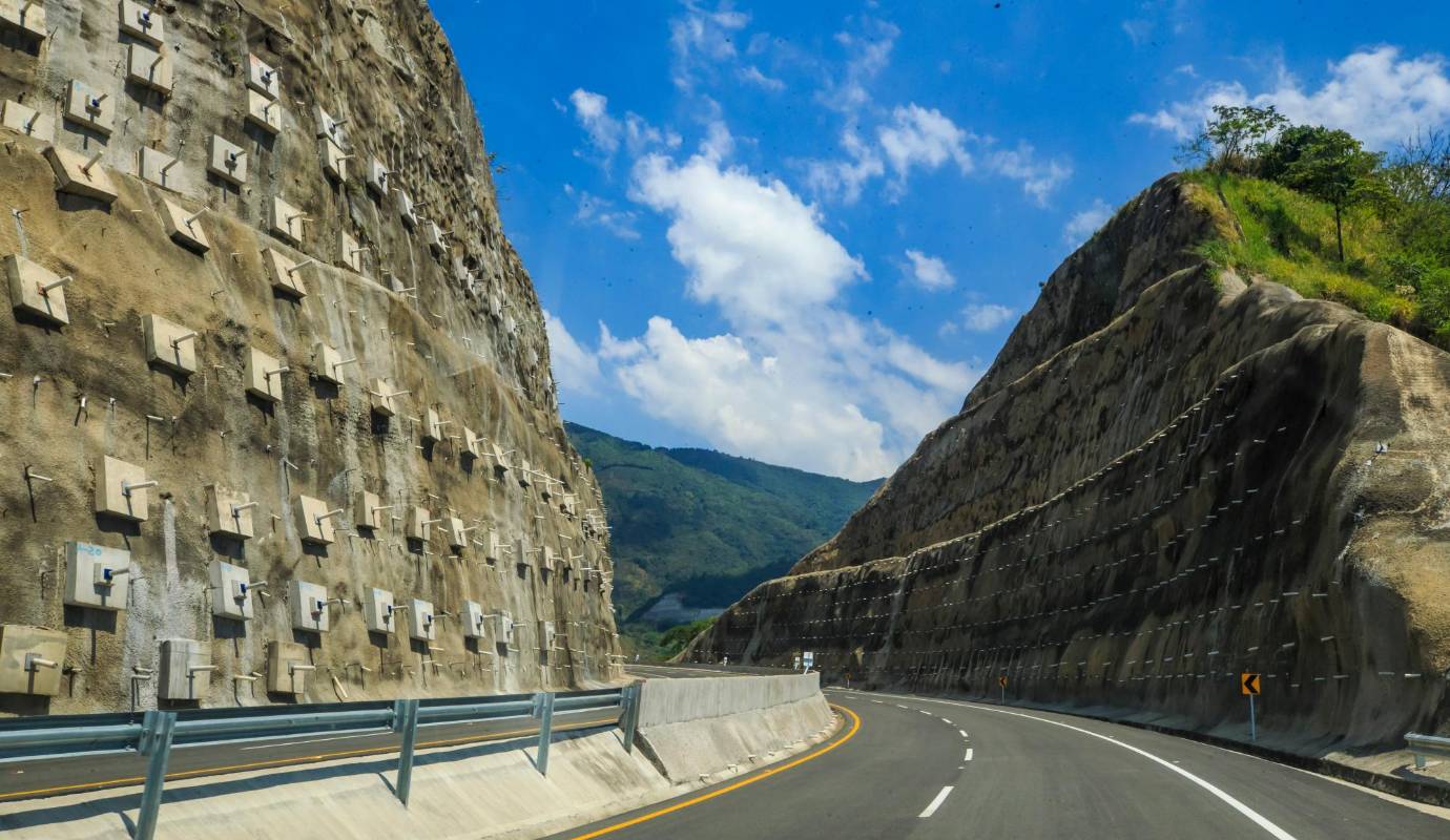 La nueva doble calzada entre Camilo C y Titiribí promete revolucionar los tiempos de viaje. Una vez entre en funcionamiento, se estima que el trayecto entre Medellín y Manizales se reducirá en más de dos horas, pasando de 4 horas y media a tan solo 2 horas y media. Foto: Camilo Suárez Echeverry