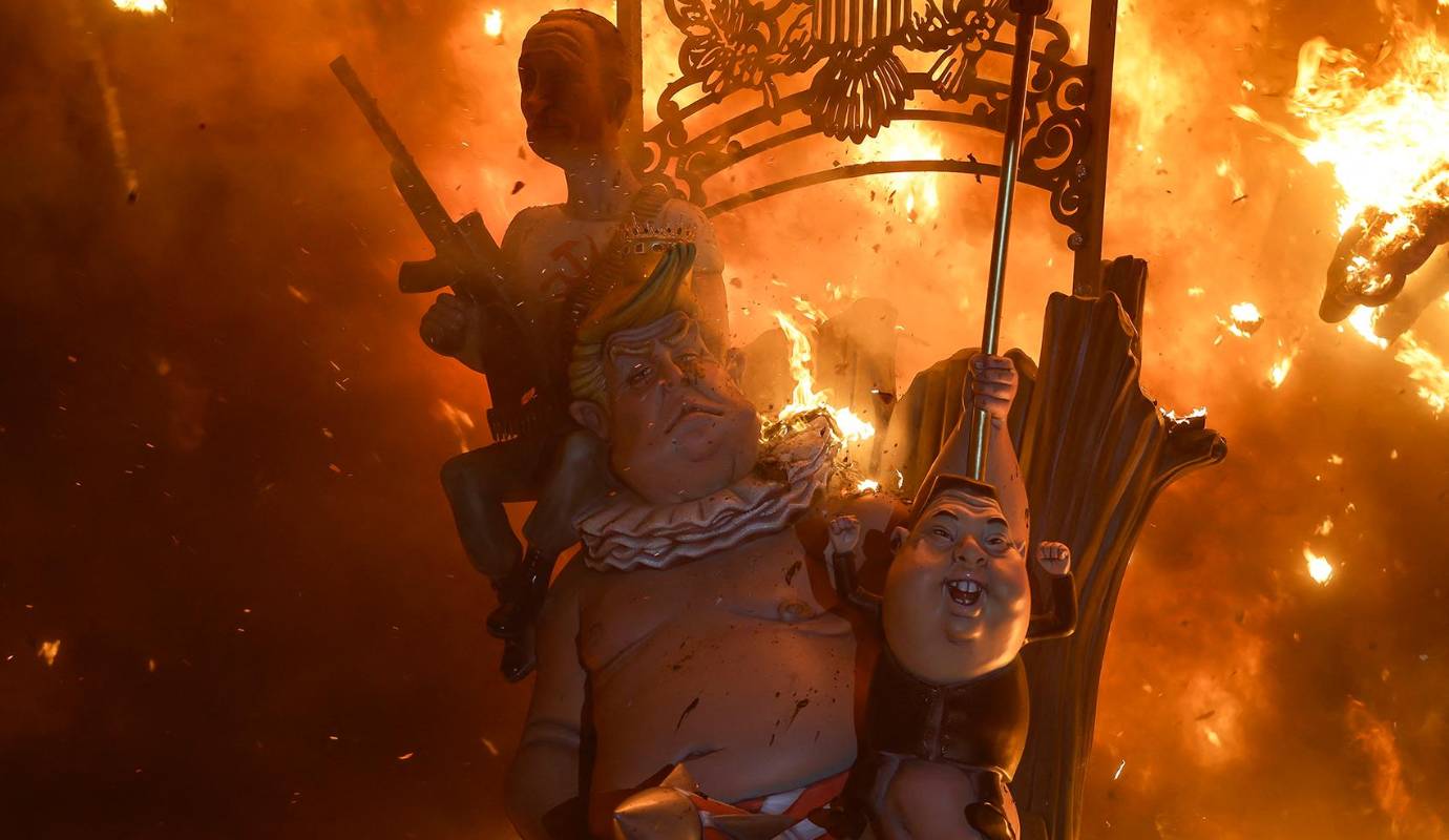 El origen de Las Fallas se remonta a una antigua costumbre de los carpinteros valencianos, quienes al finalizar el invierno quemaban en una hoguera los restos de madera que ya no necesitaban. Foto: AFP