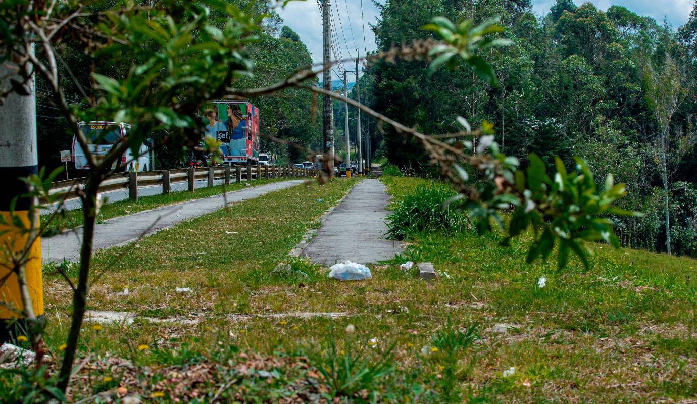 Lo más normal a lo largo de la ciclorruta es encontrar trayectos inconclusos, donde no se puede transitar. Foto: Camilo Suárez Echeverry