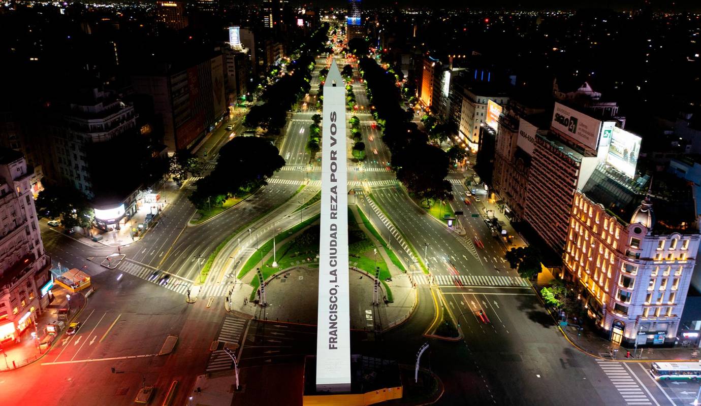 Obelisco iluminado con la imagen del papa Francisco en Buenos Aires. El papa Francisco, hospitalizado debido a una neumonía bilateral, sigue en estado crítico pero muestra una “ligera mejoría”, anunció el Vaticano. Foto: AFP