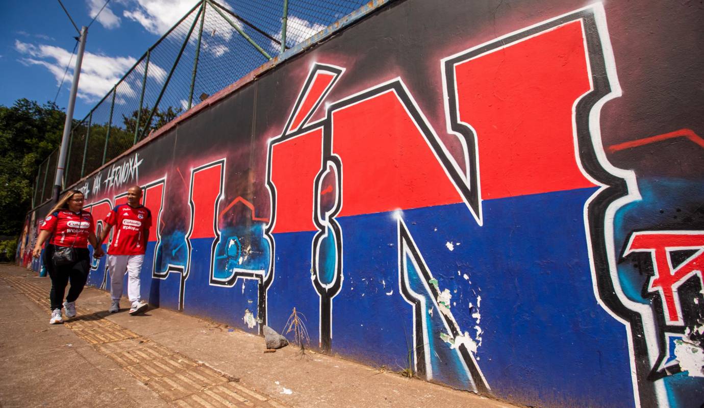 En la zona de la Unidad Deportiva Atanasio Girardot hay murales que los hinchas del equipo han hecho en los últimos años. FOTO: CARLOS VELÁSQUEZ 