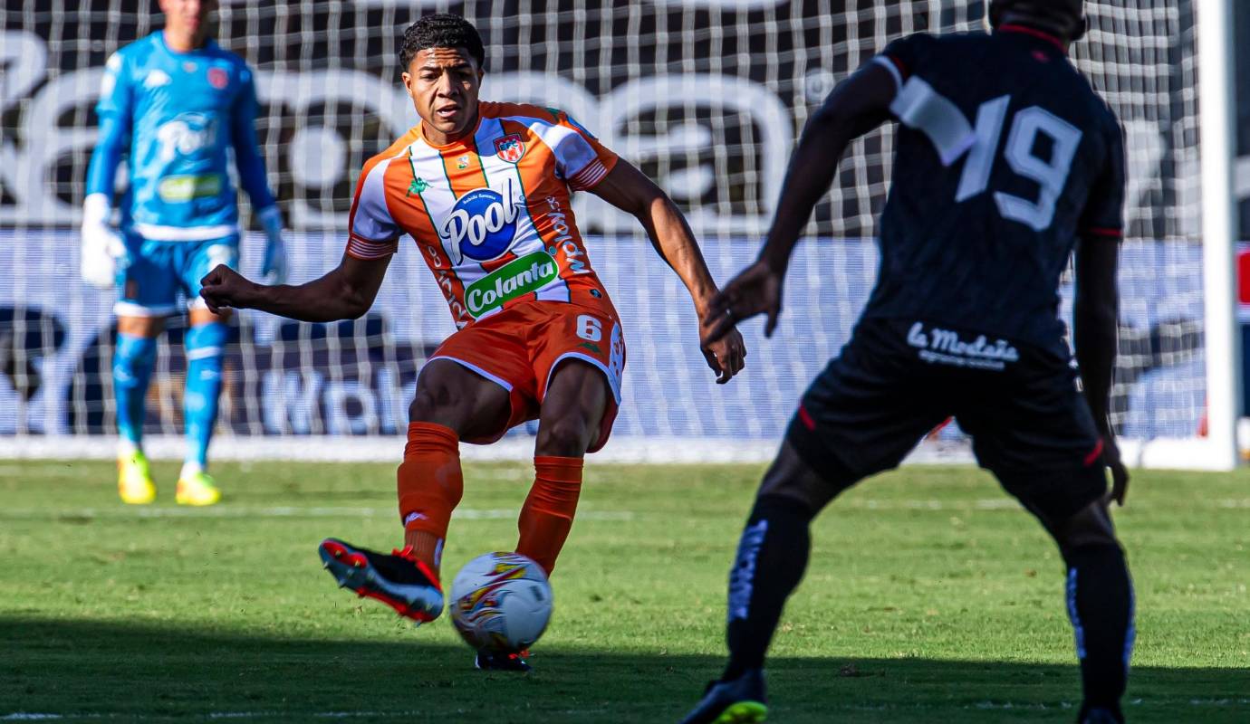 Corría el minuto 90+3 cuando Santiago Noreña buscó una pelota en el área, se apoyó en Rodrigo Holgado, pero Luis Paz le pone la mano en el abdomen. El juez termina concediendo penalti y con el cobro de Bayron Garcés el elenco naranja le aguó el festejo al América. Foto: Carlos Velásquez