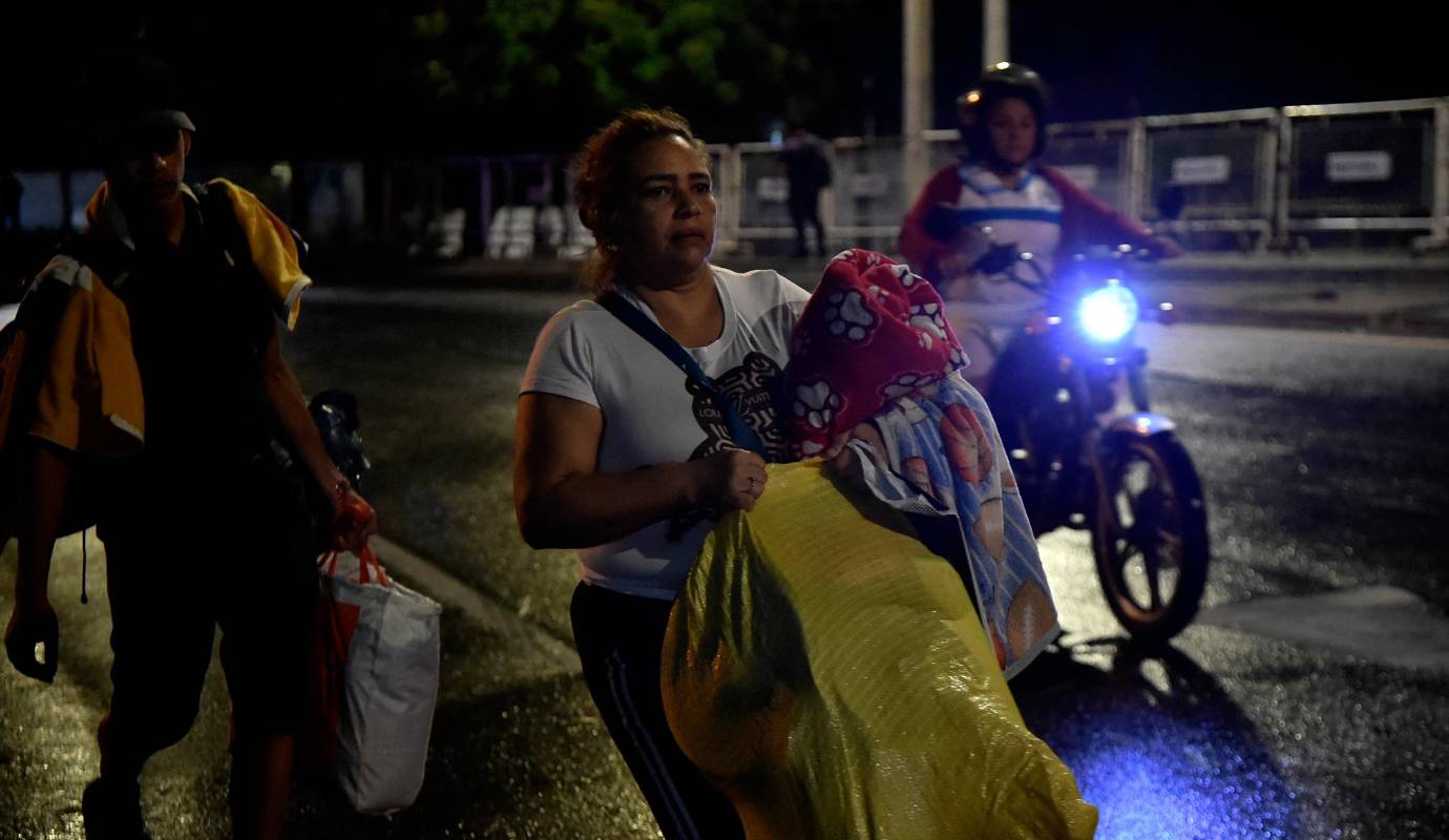 Venezolanos que salen de su país llegan al cruce fronterizo de Cúcuta, Colombia, el 3 de enero de 2026, después de que las fuerzas estadounidenses capturaran al líder venezolano Nicolás Maduro tras lanzar un ataque a gran escala contra el país sudamericano. Foto: AFP
