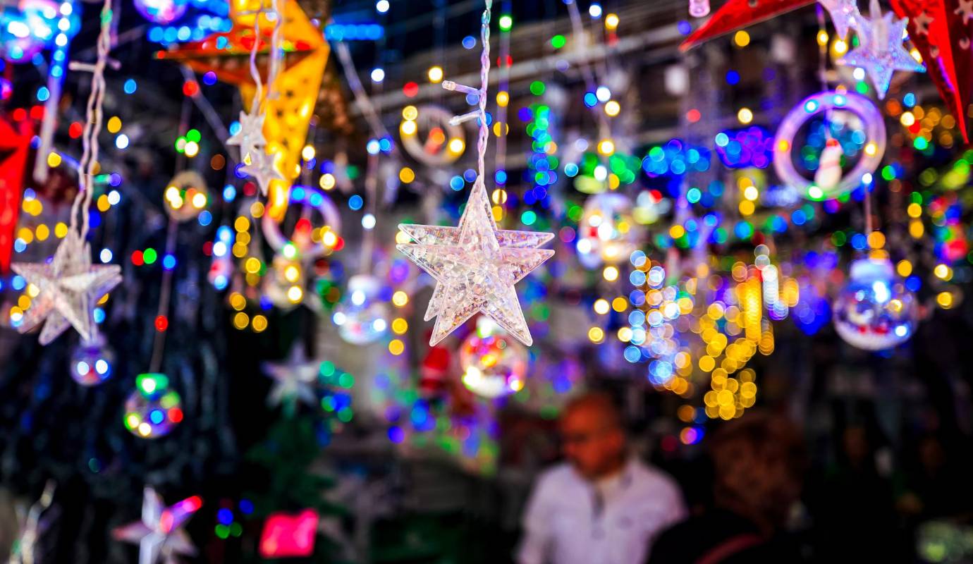 Esta estrategia de anticipar las decoraciones navideñas no solo busca atraer a más compradores, sino que también transforma el sector en un espectáculo visual que atrae tanto a ciudadanos como a turistas, quienes pueden disfrutar de la magia navideña en pleno corazón de Medellín. Foto: Camilo Suárez Echeverry 