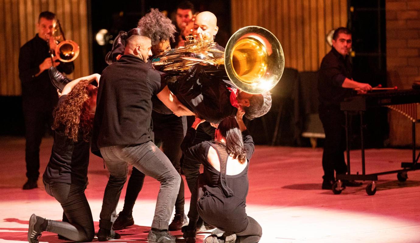 Una de las cosas que más impacto generó en el público fue ver algunos músicos interpretando sus instrumentos casi de cabezas y sostenidos por sus compañeros. Foto: Esneyder Gutiérrez 