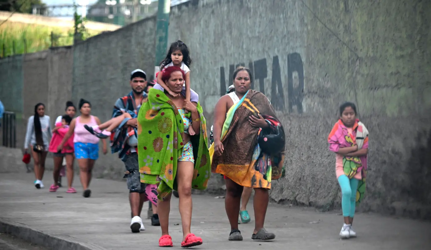 Civiles que viven en Fuerte Tiuna, el complejo militar más grande de Venezuela, abandonan el lugar en Caracas el 3 de enero de 2026, después de que las fuerzas estadounidenses capturaran al líder venezolano Nicolás Maduro. Foto: AFP