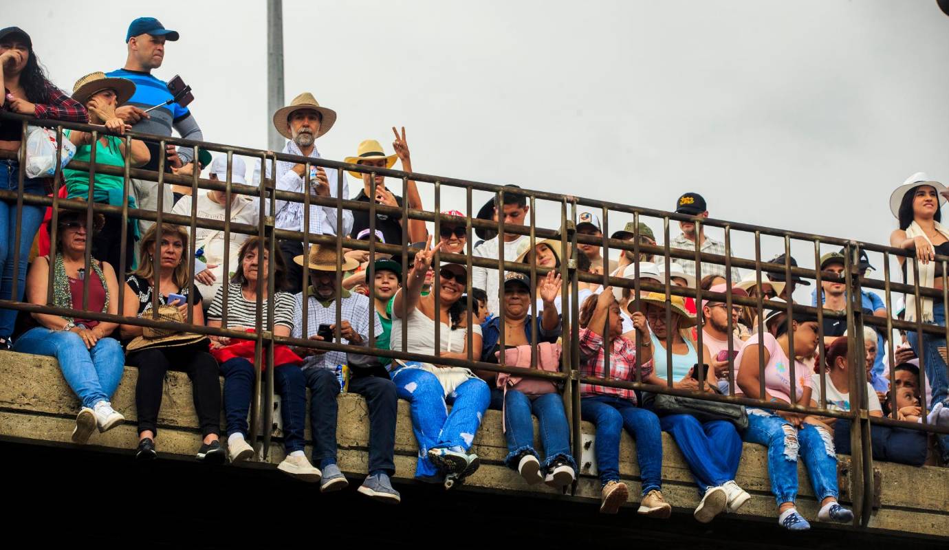 El Desfile de Silleteros, oficialmente celebrado en Medellín desde 1957, nació como una iniciativa para promover e impulsar el mercado de flores cultivadas por campesinos de las zonas rurales aledañas, especialmente de Santa Elena. Foto: Camilo Suárez Echeverry