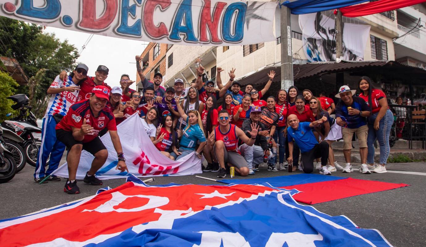 Una cuadra de Castilla, en la 71 con 98, se vistió de fiesta para ver el duelo del Medellín contra Junior por la final de la Liga Betplay 2023 2. Foto: Carlos Velásquez
