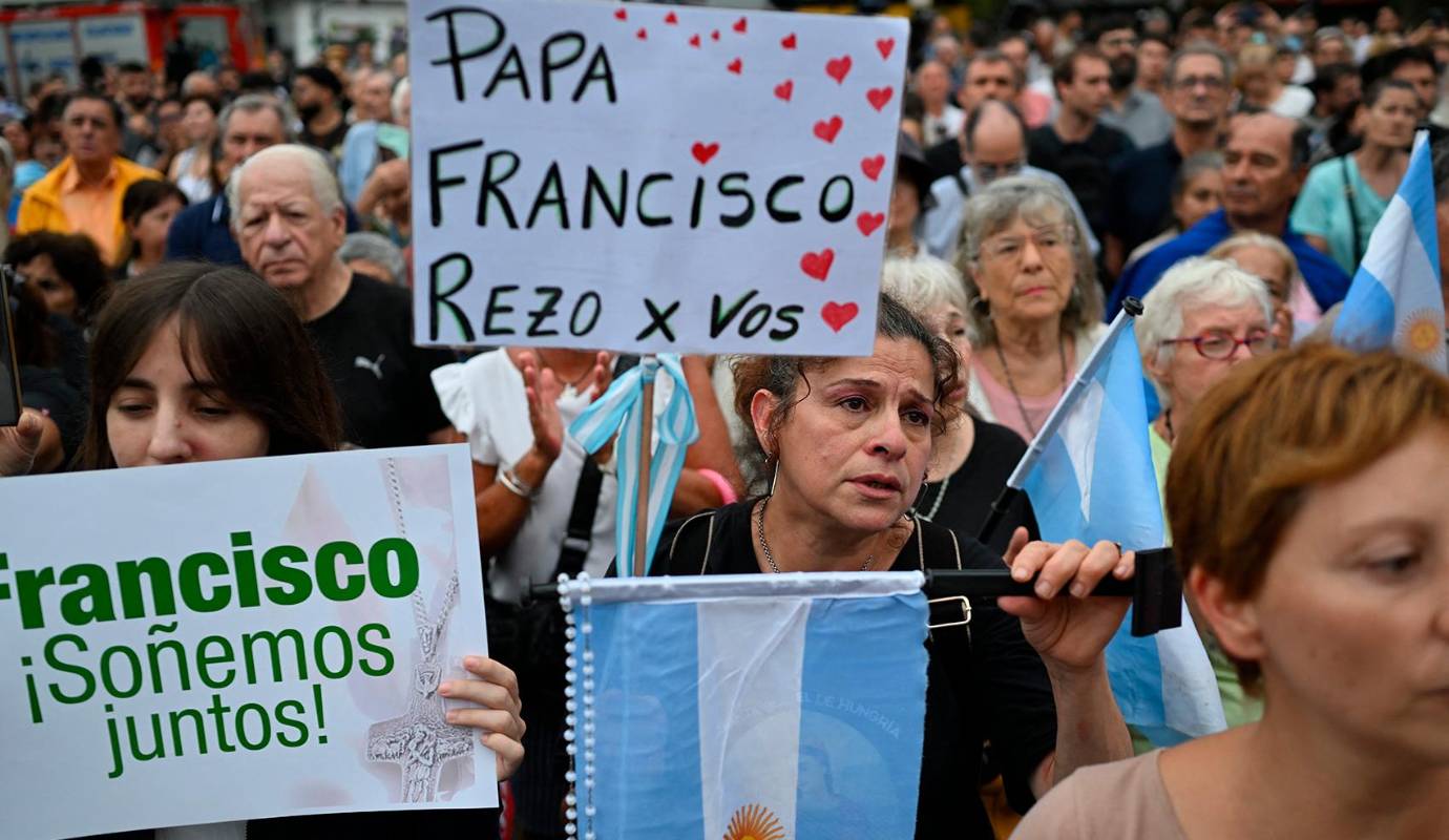 En diferentes países, se han organizado misas y encuentros de oración para pedir por la salud del Santo Padre. El pontífice, de 88 años, lleva dos semanas hospitalizado por una neumonía, lo que ha generado preocupación en la comunidad católica y en el mundo entero. Foto: AFP