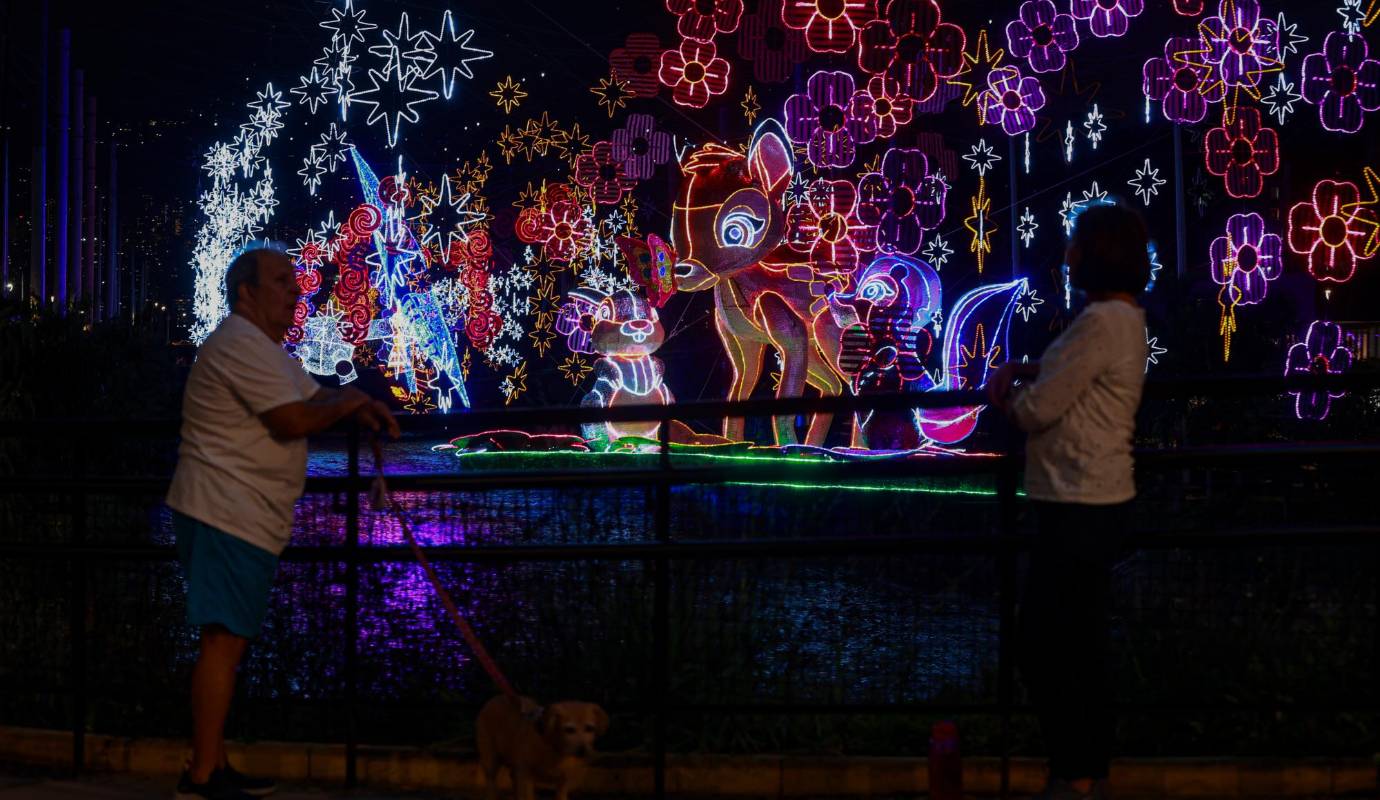 Cabe recordar que este año en el corredor del río Medellín y en Parques del Río estará la temática del centenario de Disney y en los demás sectores de la ciudad estará la temática de la Navidad. Foto: Manuel Saldarriaga Quintero.