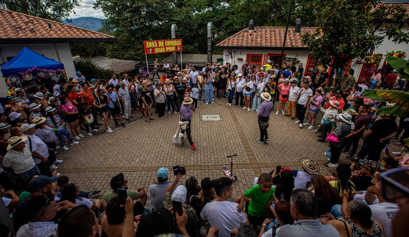 Los trovadores entretienen a chicos y grandes con su ingenio para construir las rimas improvisadas. Foto: Carlos Velásquez