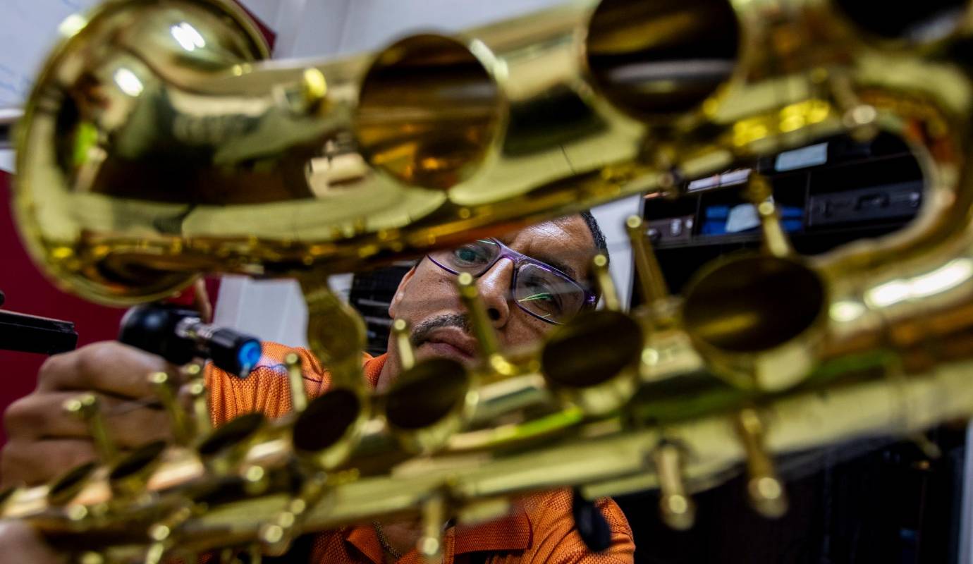 A través de técnicas tradicionales y herramientas especializadas, logra recuperar sonidos que parecían perdidos, convirtiéndose en un guardián de la música y la tradición artesanal. Foto: Julio César Herrera