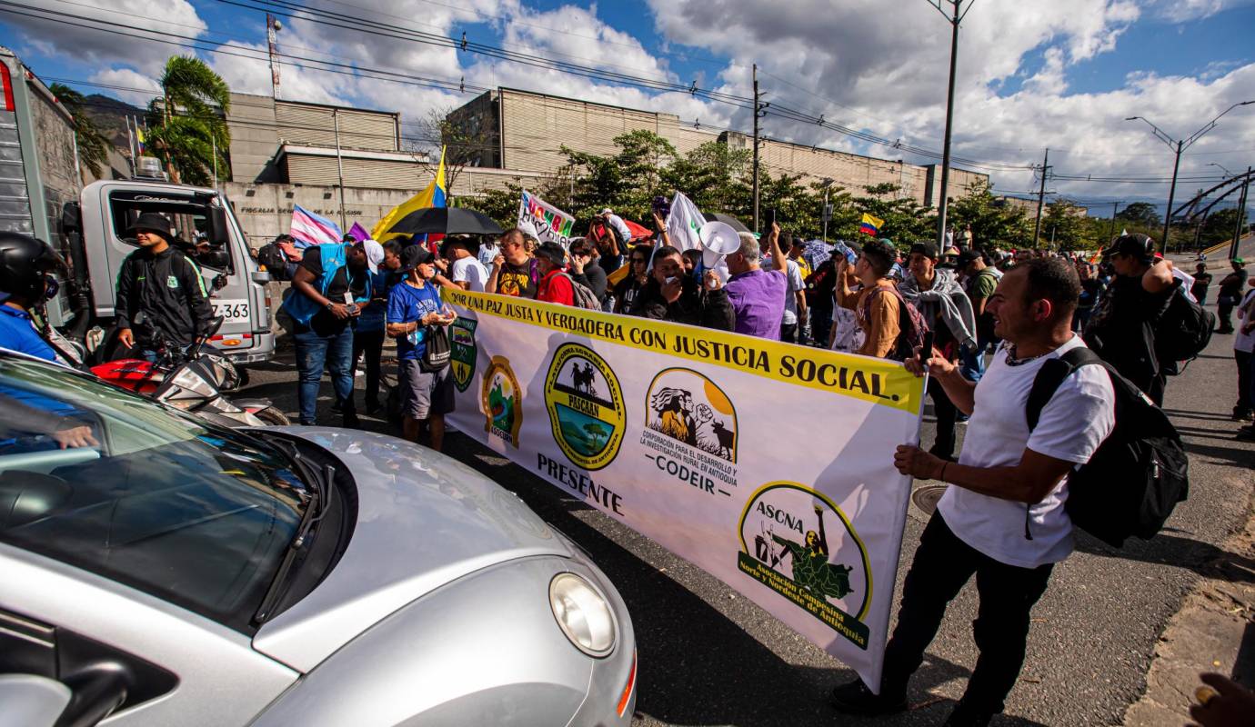 Por momentos los marchantes bloquearon la autopista exponiendo pancartas y gritando arengas. Foto: Carlos Velásquez