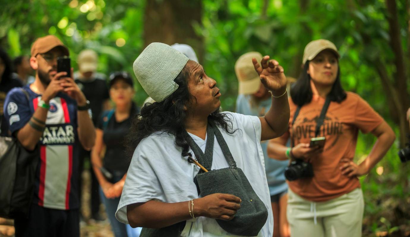 La experiencia incluye participar en rituales de protección, escuchar historias sobre la relación con la naturaleza y aprender sobre su modo de vida, que enfatiza el equilibrio y respeto por el entorno. Foto: Camilo Suárez Echeverry
