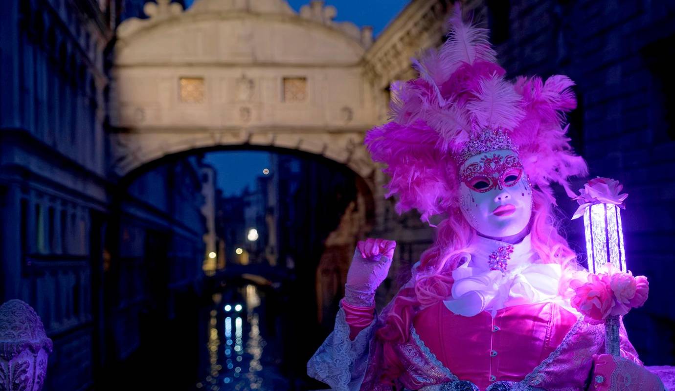 Venecia se ha sumergido en un torbellino de color, música y tradición con el inicio de su icónico Carnaval, que este año rinde homenaje a Giacomo Casanova en el 300 aniversario de su nacimiento. Foto: AFP