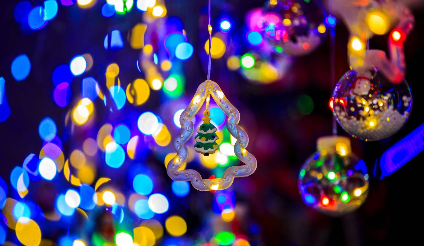 Este popular lugar, conocido por su amplia oferta de productos, le ha “madrugado” a la Navidad, y tanto comerciantes como visitantes ya viven el espíritu festivo desde tempranas horas. Foto: Camilo Suárez Echeverry 