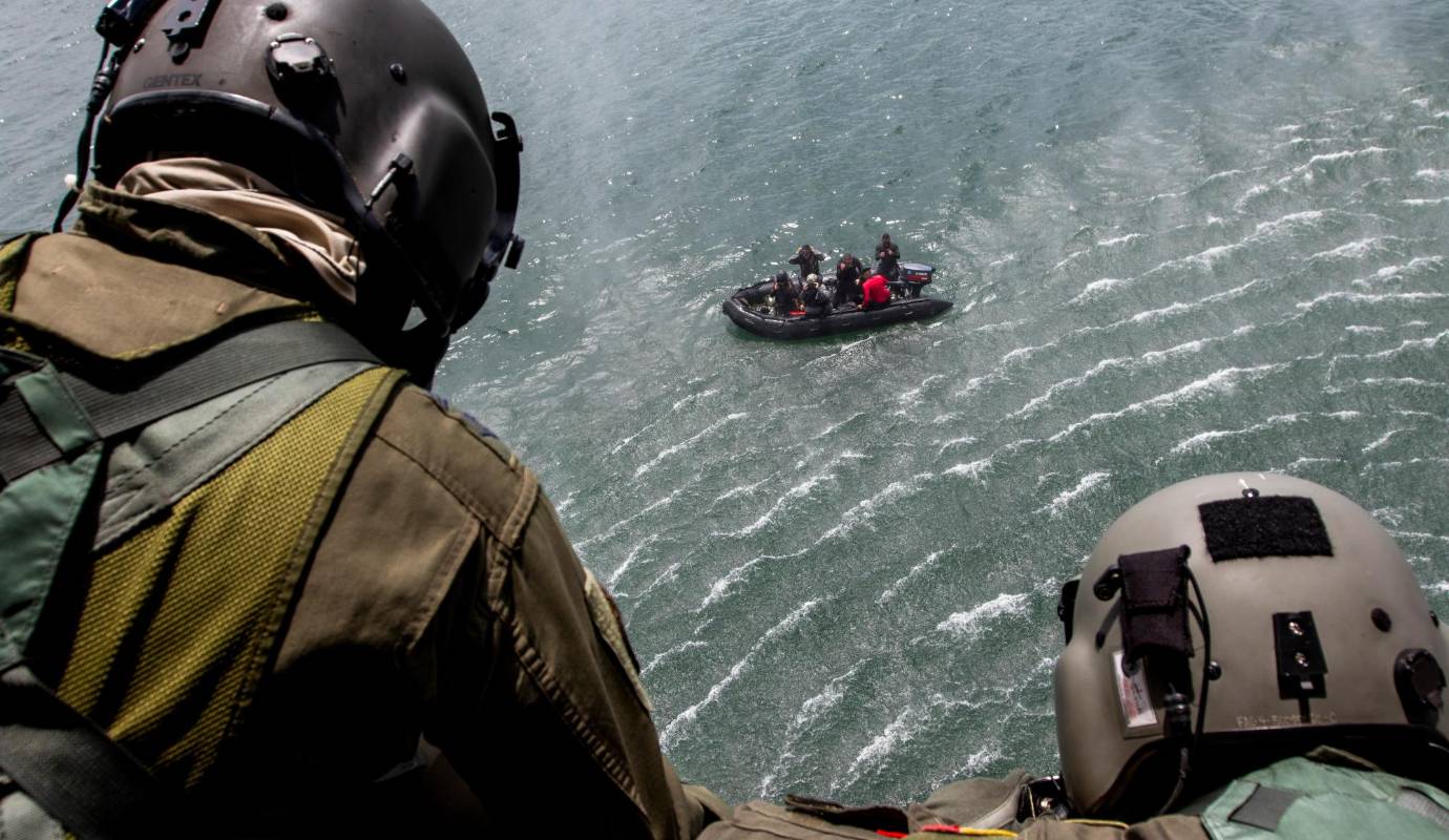 Durante el ejercicio en Guatapé, las tripulaciones realizaron simulaciones de extracción de personas en condiciones adversas, demostrando su capacidad para operar en escenarios complejos con eficacia y seguridad. Foto: Julio Herrera