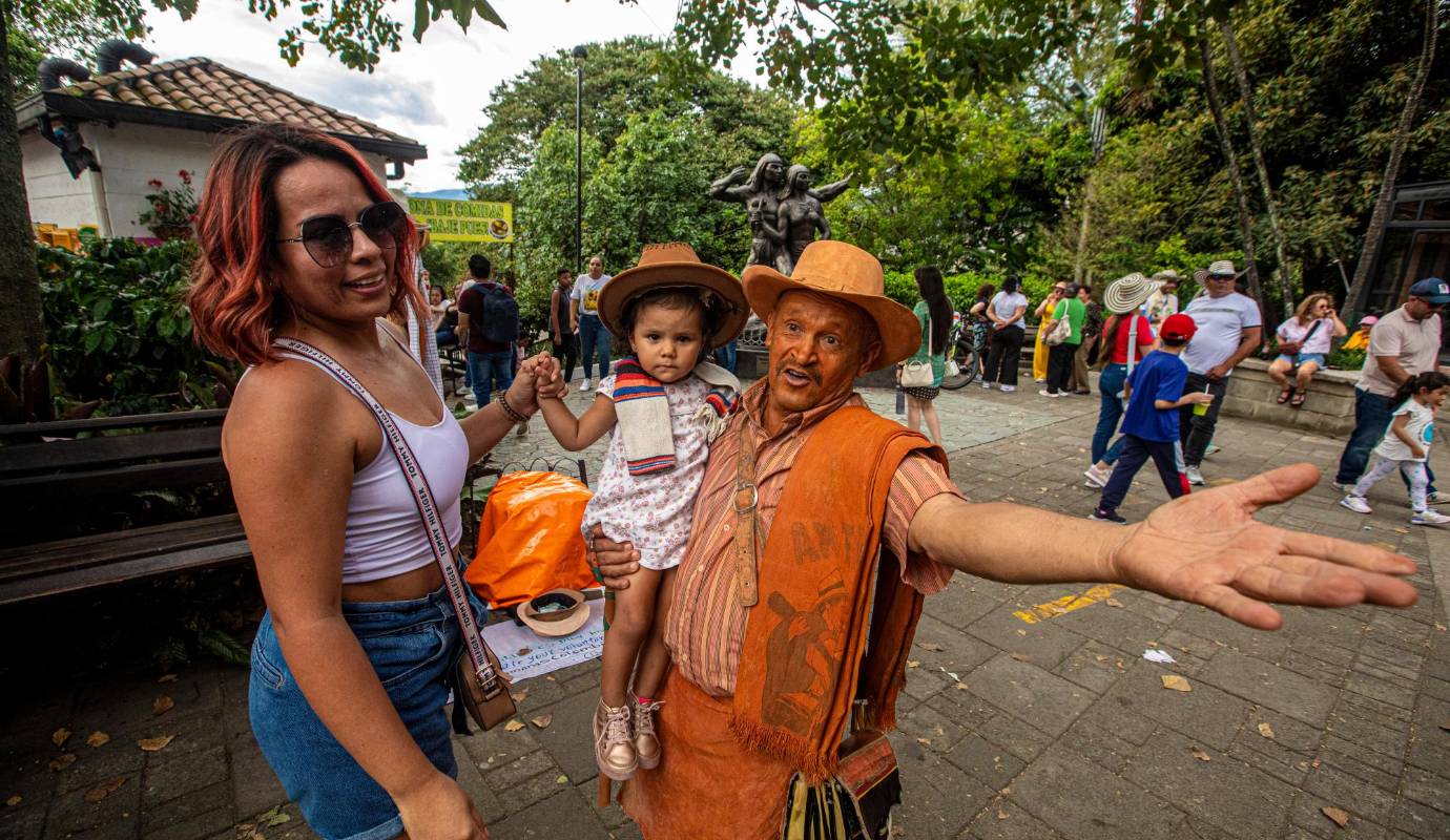 Turistas aprovecharon para tomarse la foto con personajes emblemáticos del pueblito paisa, como el hombre estatua. Foto: Carlos Velásquez