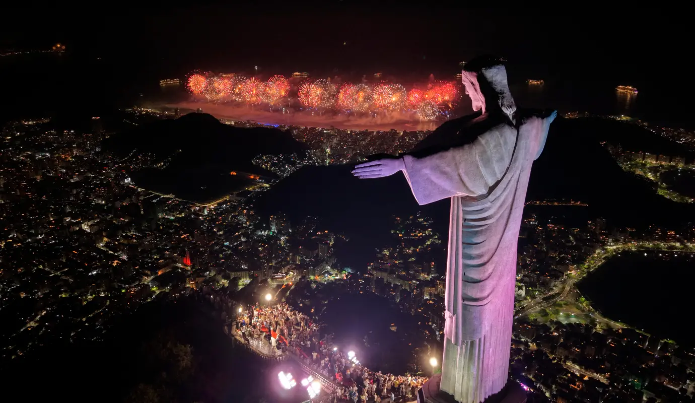 En Río de Janeiro, Brasil, como de costumbre las celebraciones fueron en la playa de Copacabana. Foto: Afp 