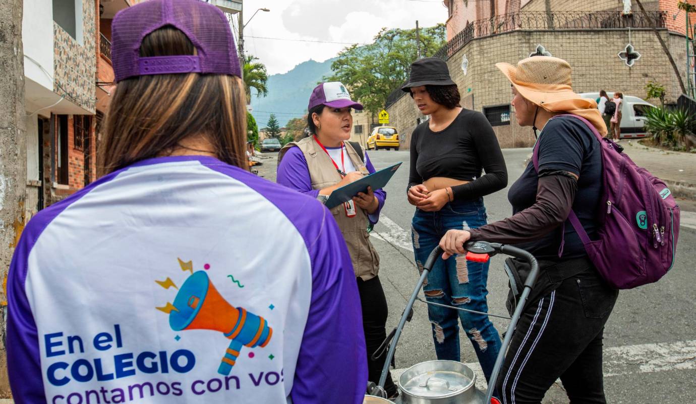 “Quedaron cerca de 12.500 niños fuera del sistema, que desertaron, que están trabajando o pueden estar siendo explotados o reclutados. La premisa es no esperar a que los papás lleven a los niños, que tienen a veces muchas dificultades, sino hacer las rutas para buscarlos”, agregó el secretario Patiño. Foto: Esneyder Gutiérrez Cardona