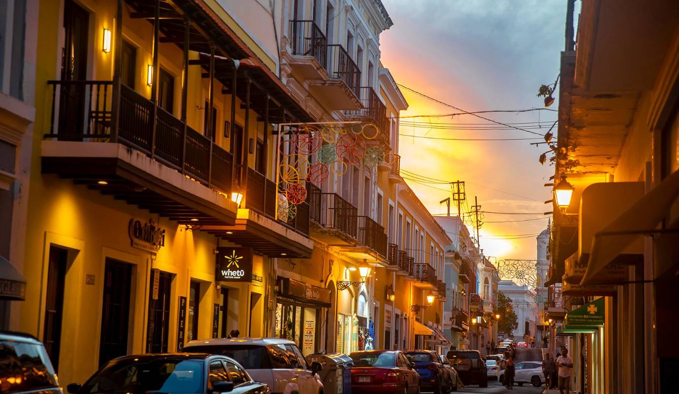 Recorrer el Viejo San Juan al final de la tarde es adentrarse en una experiencia que combina historia, arquitectura y una atmósfera única en el Caribe. Foto: Juan Antonio Sánchez 