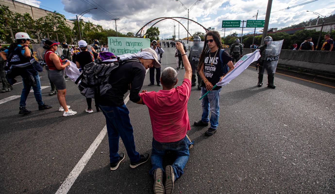 Frente a el edificio de la Fiscalía en la autopista se concentraron las manifestaciones que venían del centro de la ciudad. Foto: Carlos Velásquez