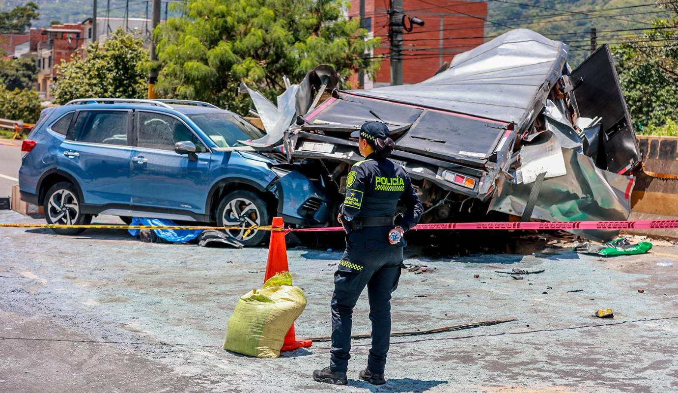  Las autoridades se encuentran investigando las causas del accidente, mientras los equipos de emergencia trabajan en el lugar para atender la situación. Foto: Manuel Saldarriaga Quintero