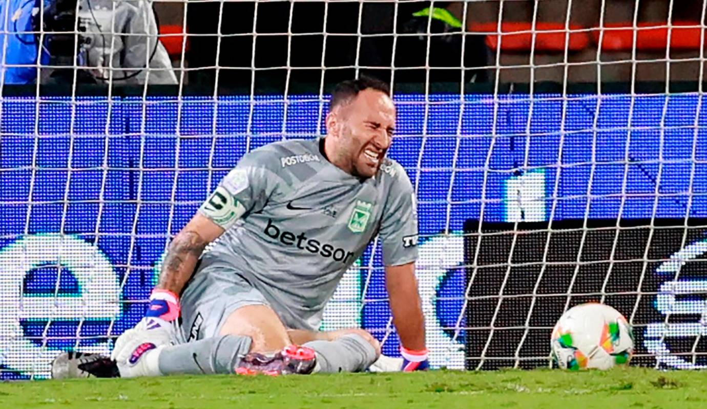 El gol, en vez de consolidar el dominio de Nacional, fue un llamado de alerta para Santa Fe, que pronto se sacudió el polvo de ese golpe inicial. Poco a poco, el equipo capitalino empezó a ganar terreno, obligando a David Ospina a brillar bajo los tres palos. Foto: Manuel Saldarriaga Quintero