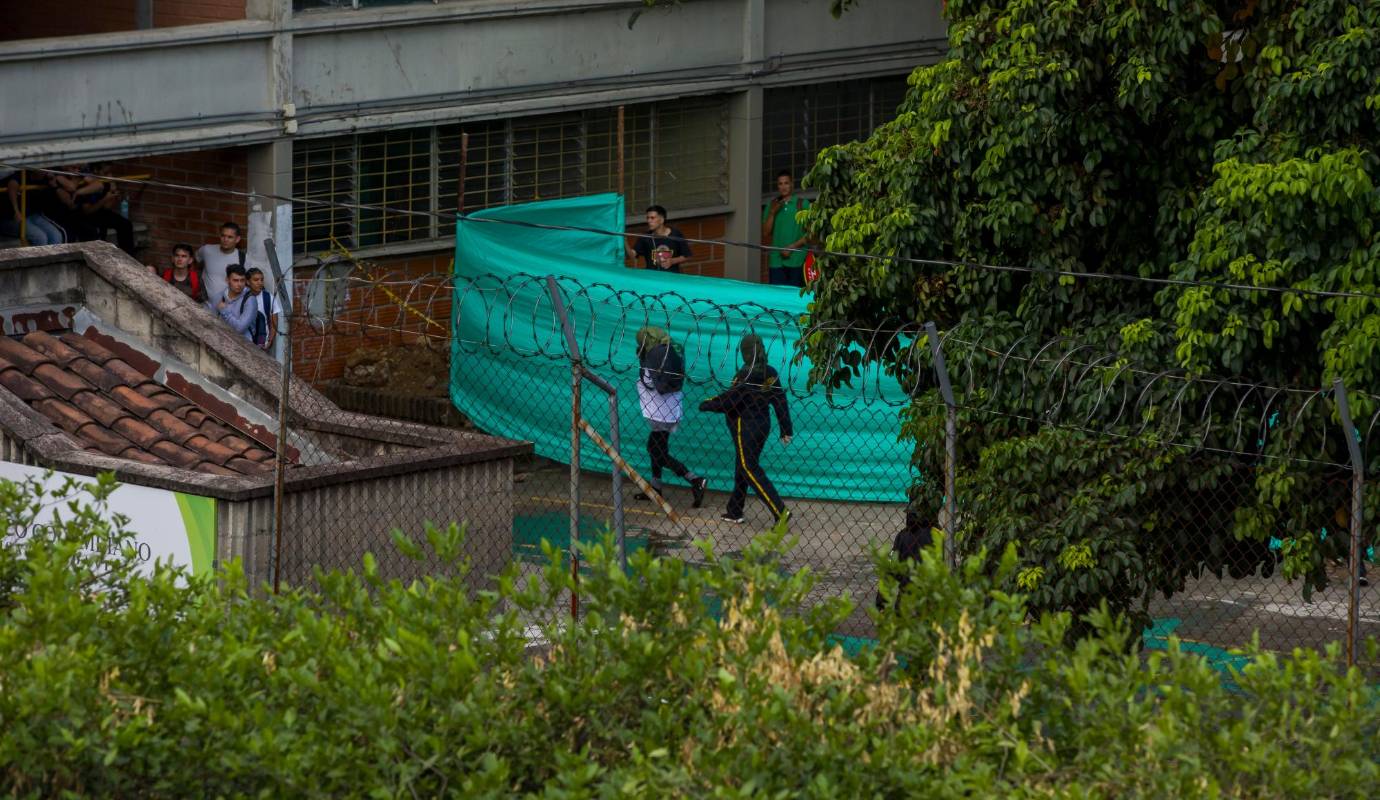 La Avenida Regional quedó bloqueada varias horas de este martes a la altura del Politécnico Jaime Isaza Cadavid por cuenta de una nueva jornada de protestas. Foto: Carlos Velásquez