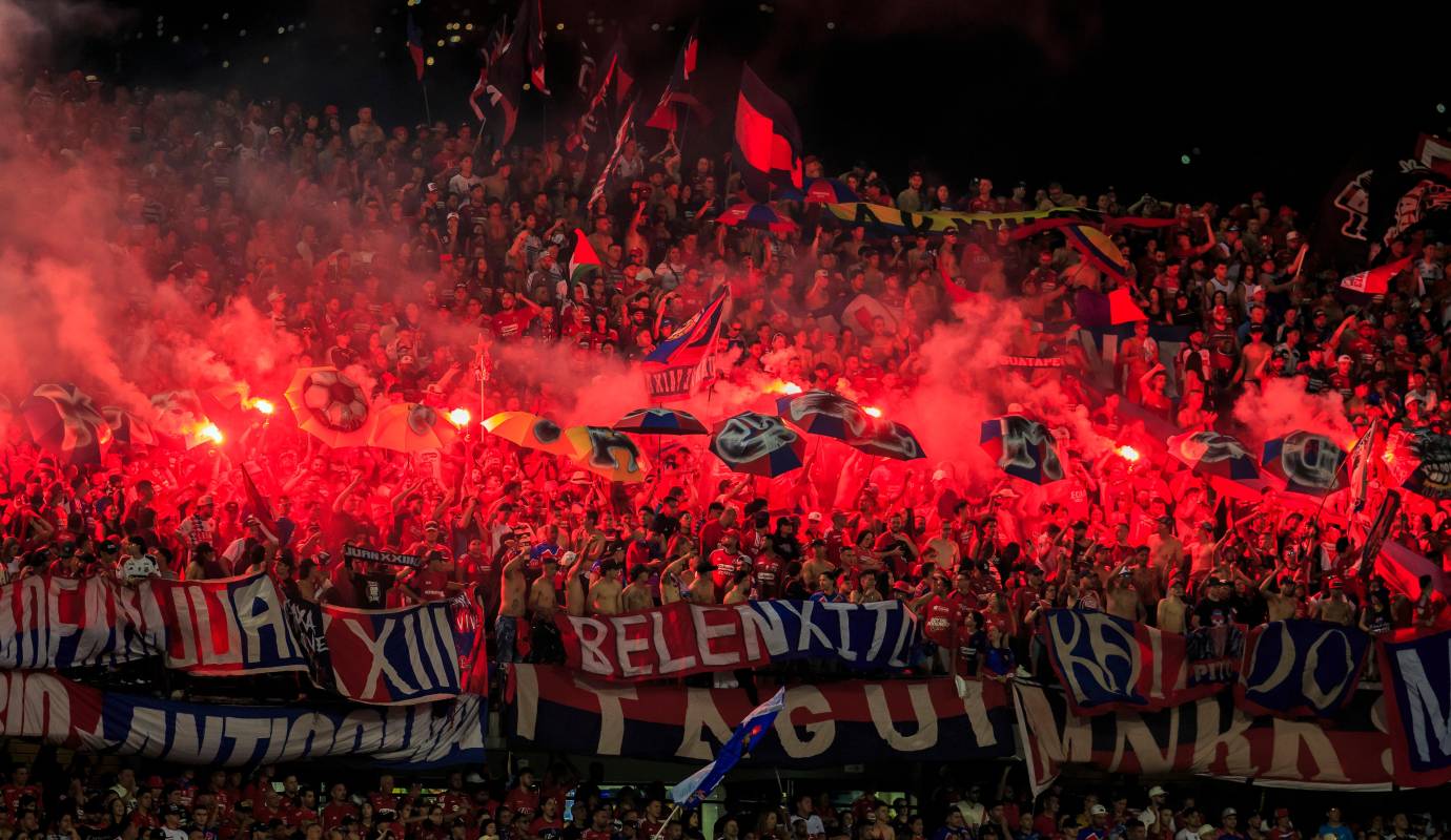La atmósfera previa al partido era de pura euforia. Las tribunas del Atanasio vibraban con cánticos y banderas, reflejando la inmensa ilusión de una hinchada que soñaba con ver a su equipo bordar la séptima estrella en el escudo. Foto: Camilo Suárez Echeverry