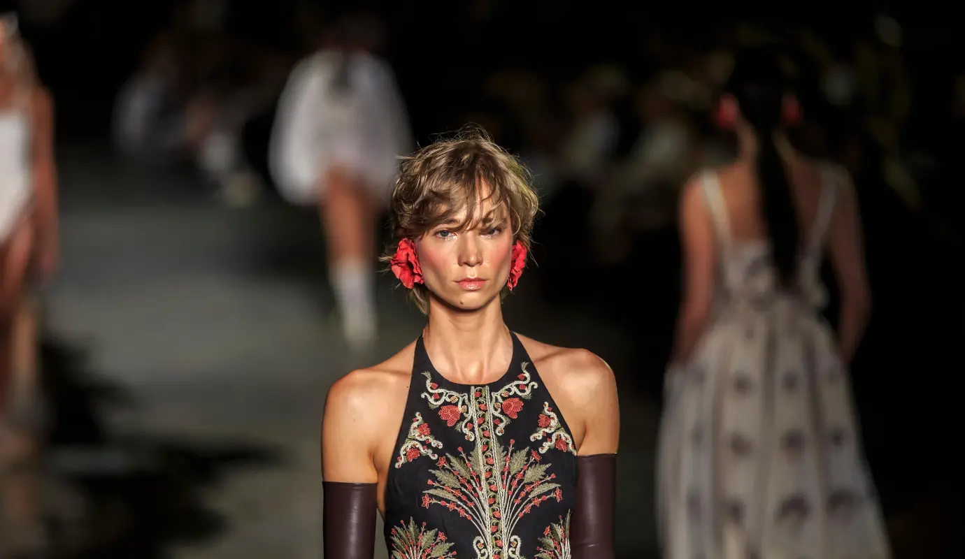 En esta pasarela presentaron su colección Resort 26: Ocaso, una historia contada por el sol, inspirada en la leyenda de El Dorado. Foto: Camilo Suárez Echeverry