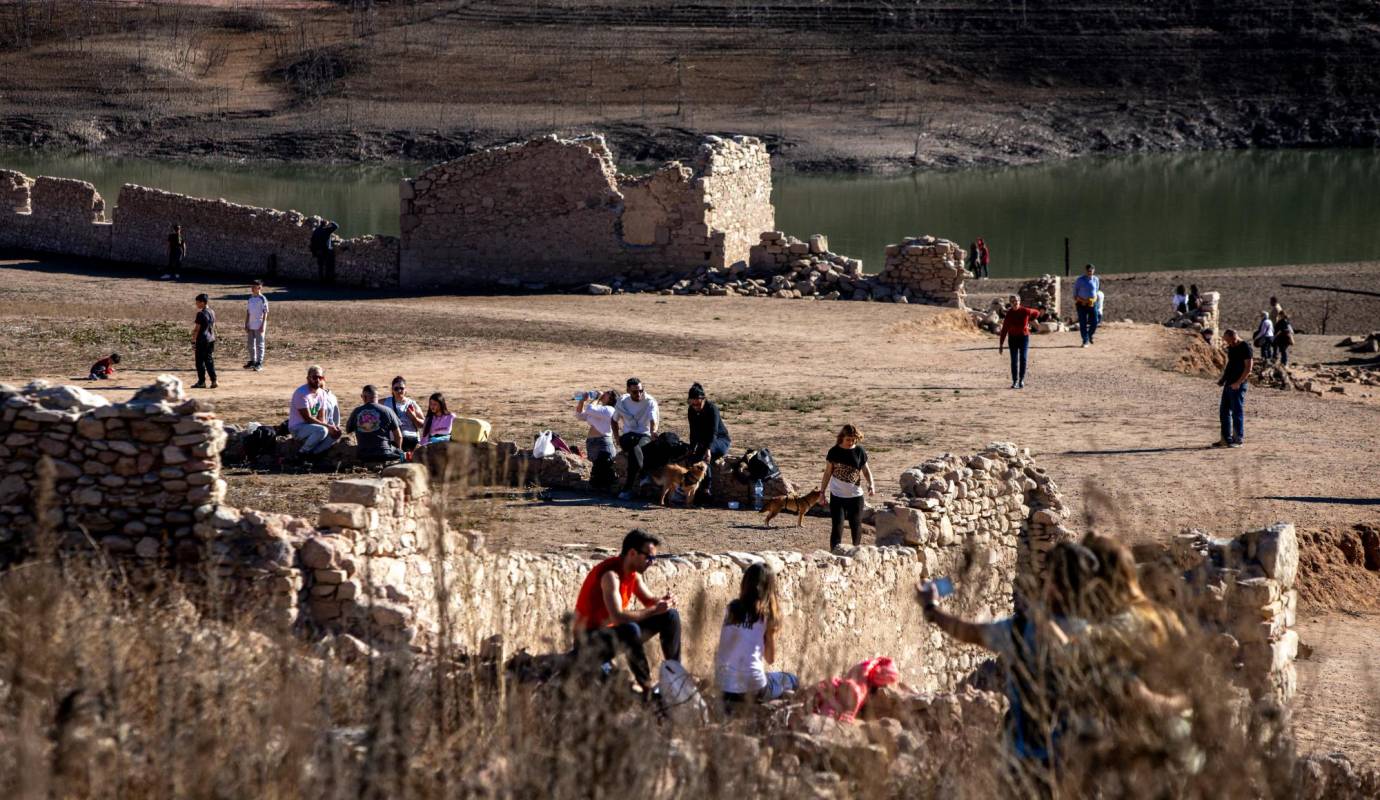 Muchos visitantes están realizando lo que ahora llaman “turismo seco”, que les permite caminar por las ruinas del antiguo pueblo. Foto: GETTY