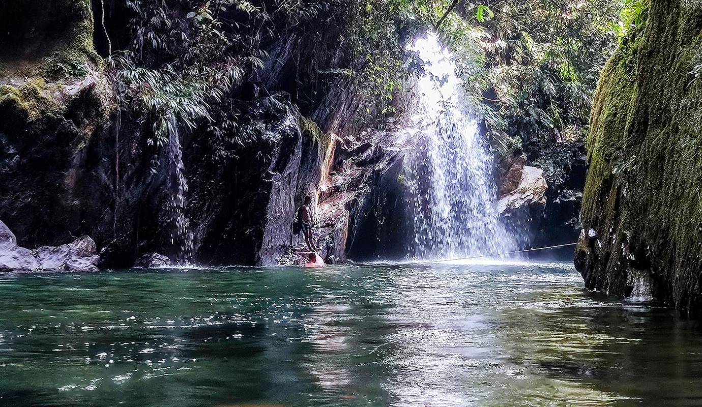 En poco tiempo se convirtió en una situación desbordada, el turismo trajo grandes montañas de basura, invasiones a las fincas campesinas y desorden por la llegada constante de carros, motos, escaleras y buses. Foto: Julio César Herrera