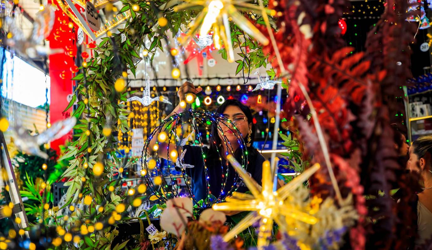 Los comerciantes de El Hueco afirman que esta temporada es una de las más importantes para sus ventas, y por ello preparan sus vitrinas desde principios de octubre, con la esperanza de recibir a compradores que prefieren evitar el caos de diciembre y adelantar sus compras de decoración. Foto: Camilo Suárez Echeverry 