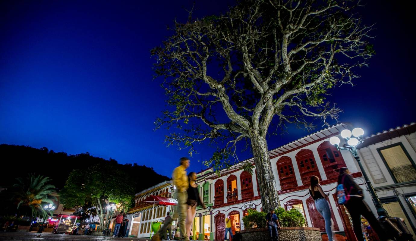 Este pueblo te invita a explorar su colorido, donde el turismo te lleva a sumergirte en una paleta de tonos vivos y alegres. Foto: Julio César Herrera