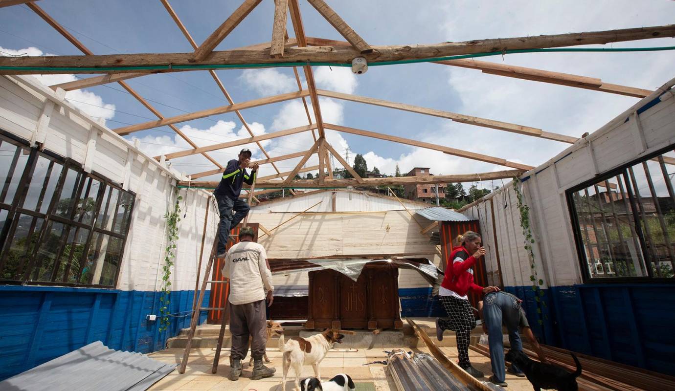 El párroco Gonzalo Tabares Wiles ha estado trabajando con la comunidad para reparar el templo. Sin embargo, los fondos recolectados hasta ahora no son suficientes para cubrir los costos necesarios para restaurar el techo del mismo. Foto: Esneyder Gutiérrez