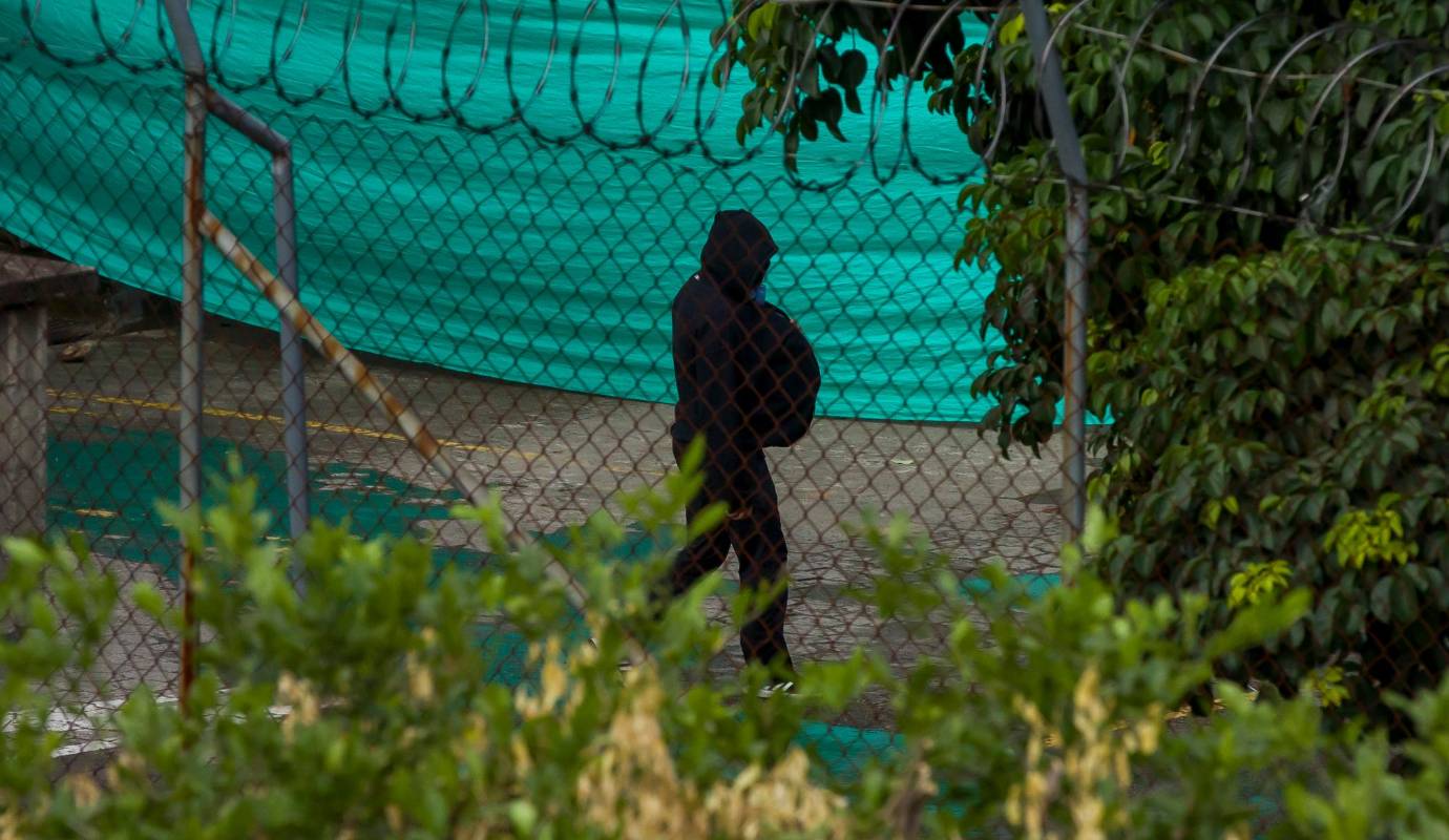 A raíz de los desmanes, el Politécnico Jaime Isaza Cadavid declaró la alerta roja y ordenó la evacuación de emergencia de su campus de todo el personal “docente, administrativo, estudiantes, visitantes, contratistas, proveedores de servicios”, entre otros, añadiendo que todo aquel que permaneciera en la zona lo hacía bajo su propio riesgo. Foto: Carlos Velásquez