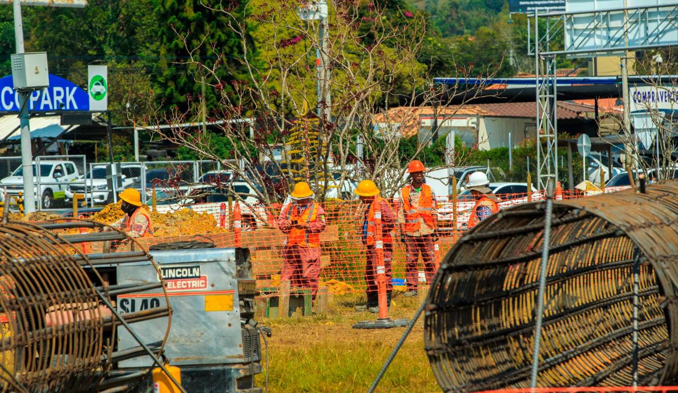 Actualmente, por esta glorieta pueden transitar hasta más de 6.000 vehículos en una hora pico, un flujo que además seguirá aumentando en el futuro con el desarrollo industrial, comercial. Foto: Camilo Suárez Echeverry